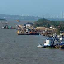 On the bridge to the island Isla de Barú with the skyline of Cartagena