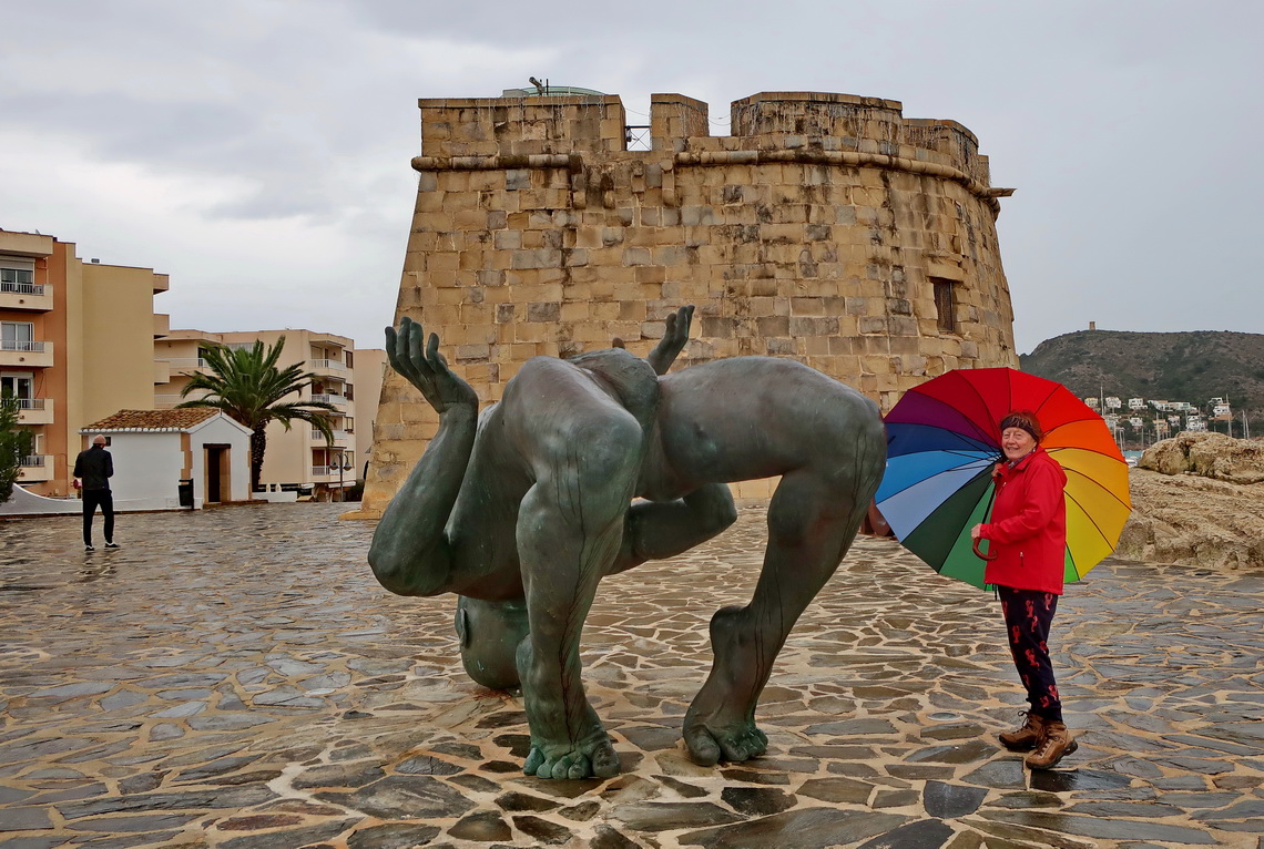 Marion with the sculpture Giant of Salt in Moraira which is an ode to the ability of the human spirit to be reborn after collective tragedies such as Covid-19