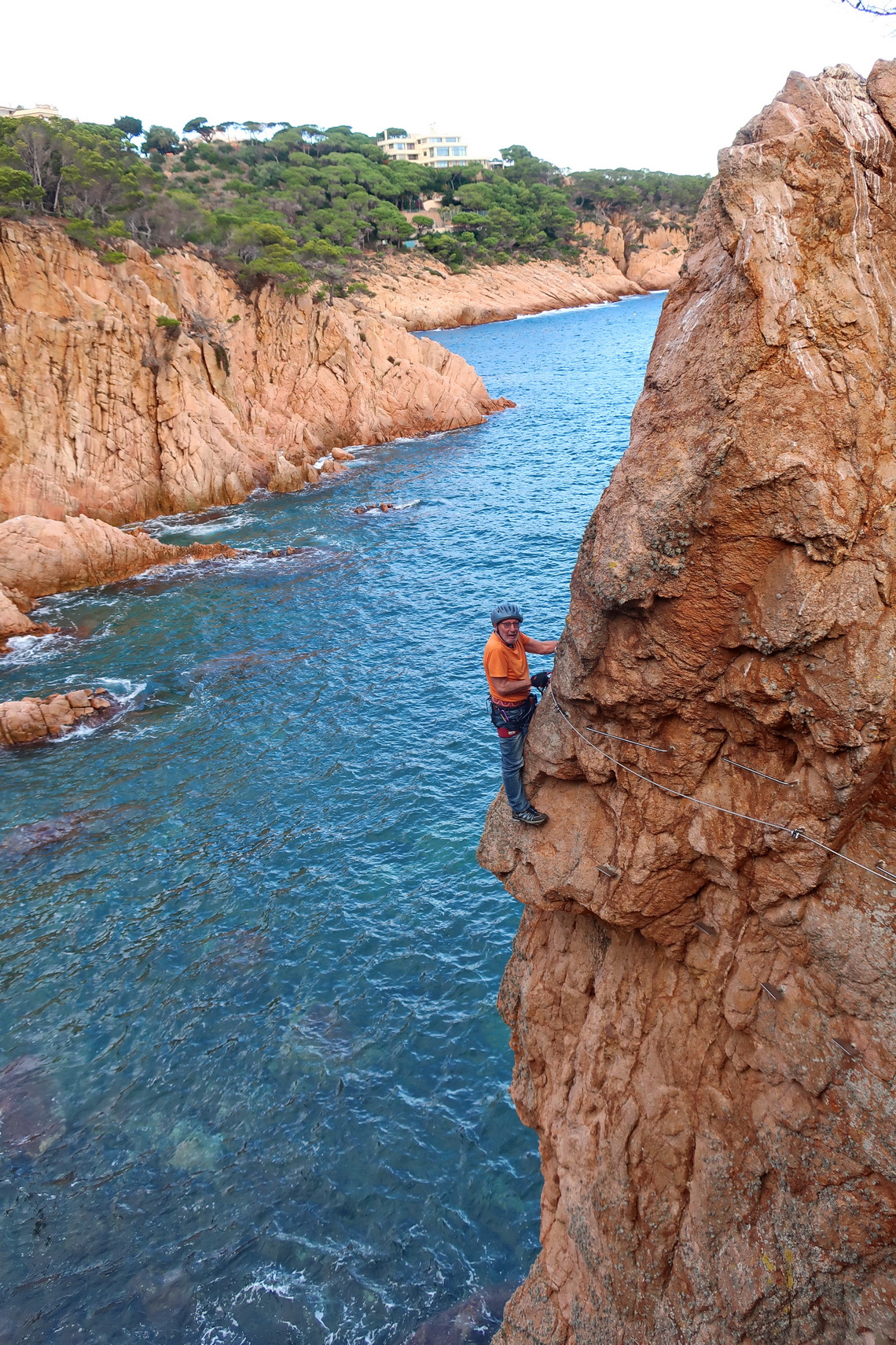 Hermann on an airy edge in the second part of the via ferrata Cala del Moli