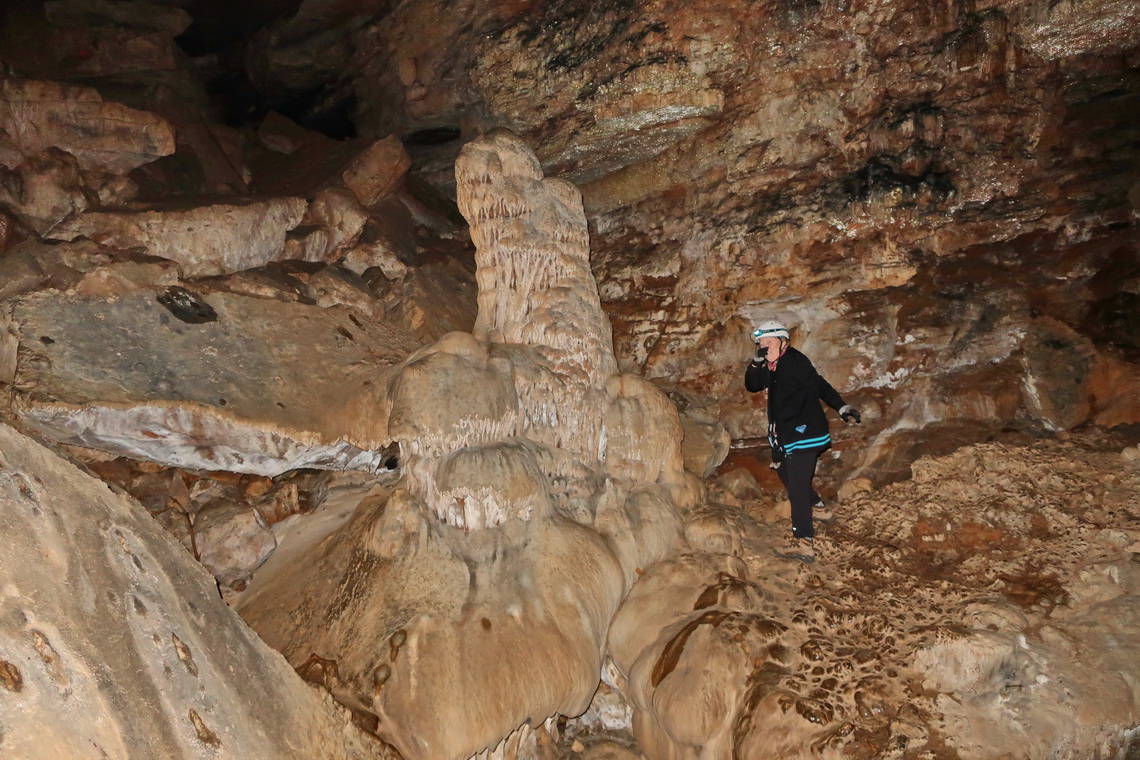 Marion in the cave of the gorge Grau dels Avencs de la Febro