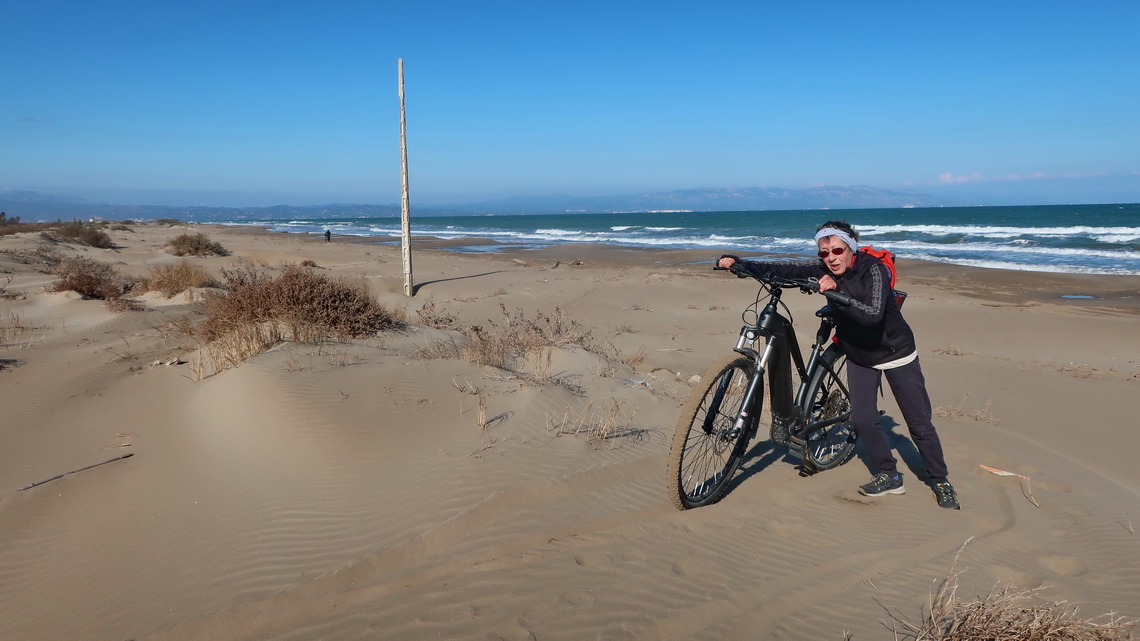Jutta with her bike on the beach Platja de la Bassa D'Arena