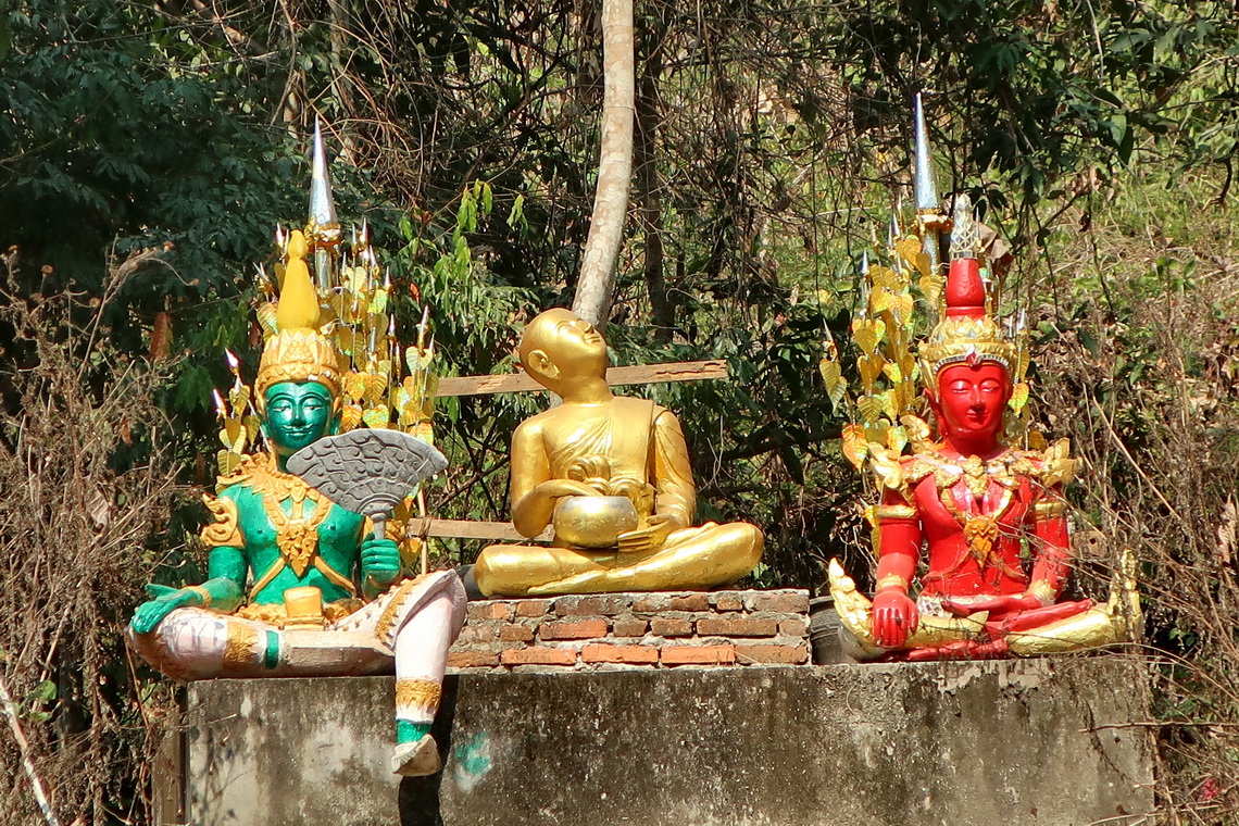 Deities close to Wat Longkhun