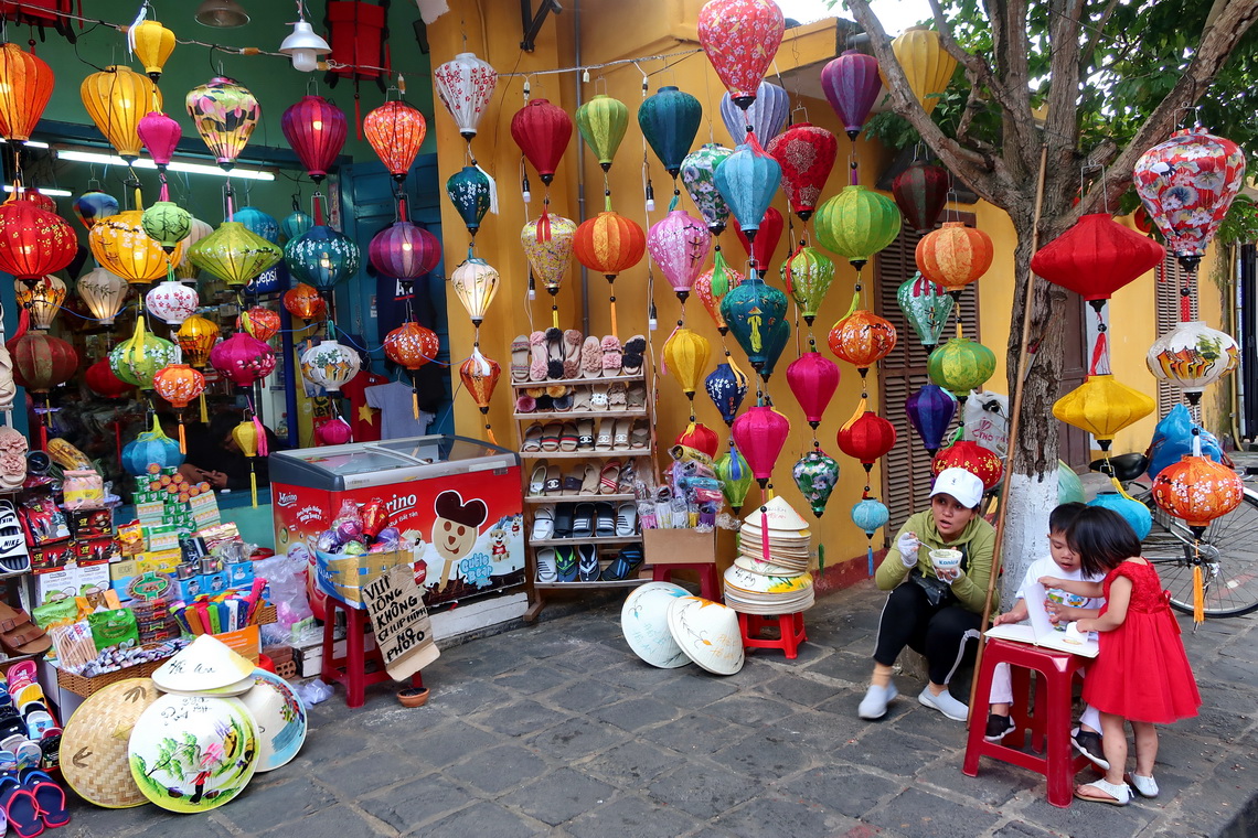 Shop with playing kids (right bottom)