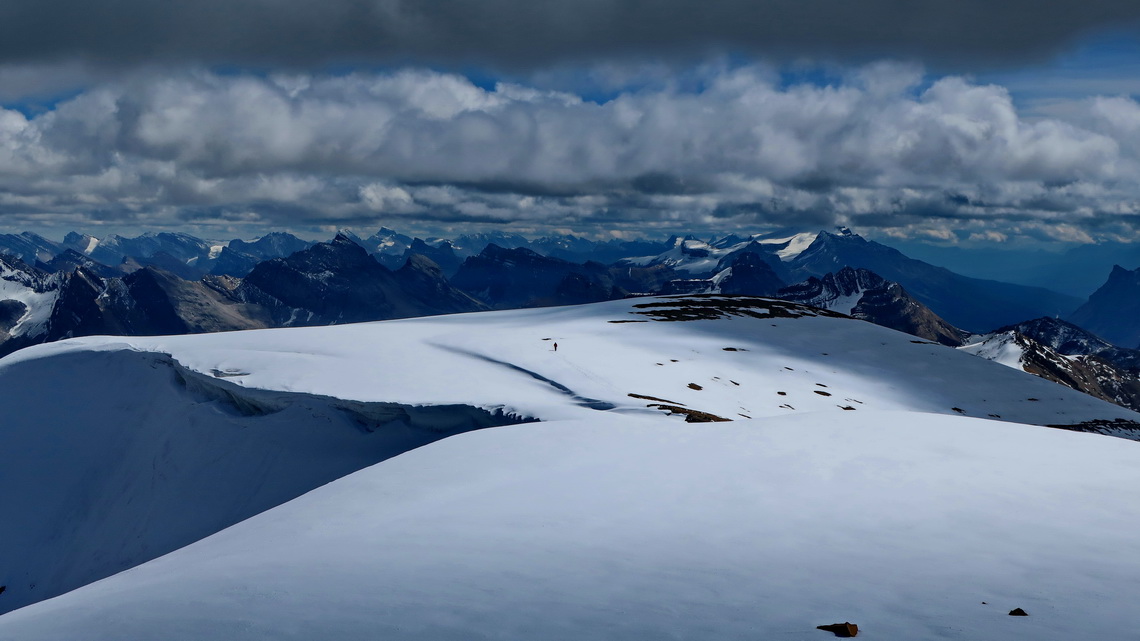 Marion (in the center) on the huge summit plateau of Observation Peak