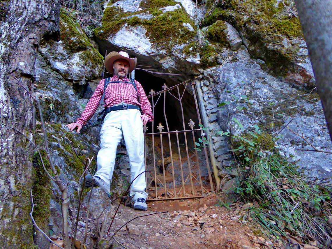 Tommy in front of the entrance of Mina de San Francisco