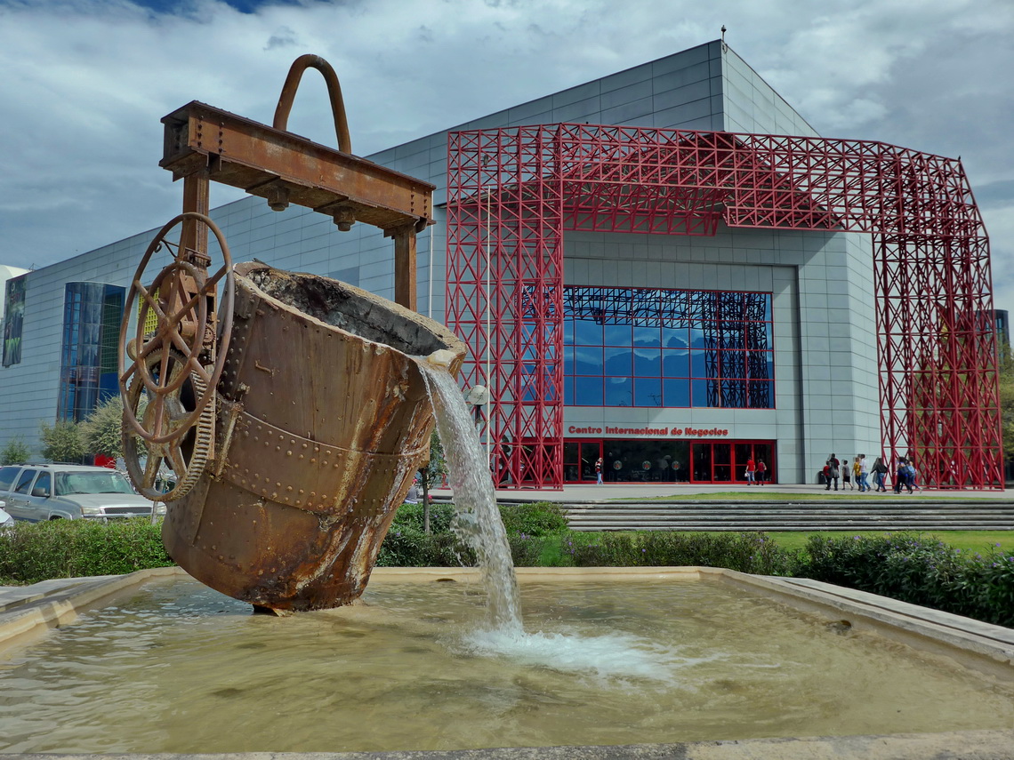 Fountain in front of the building Centro Internacional de Negocios in the park