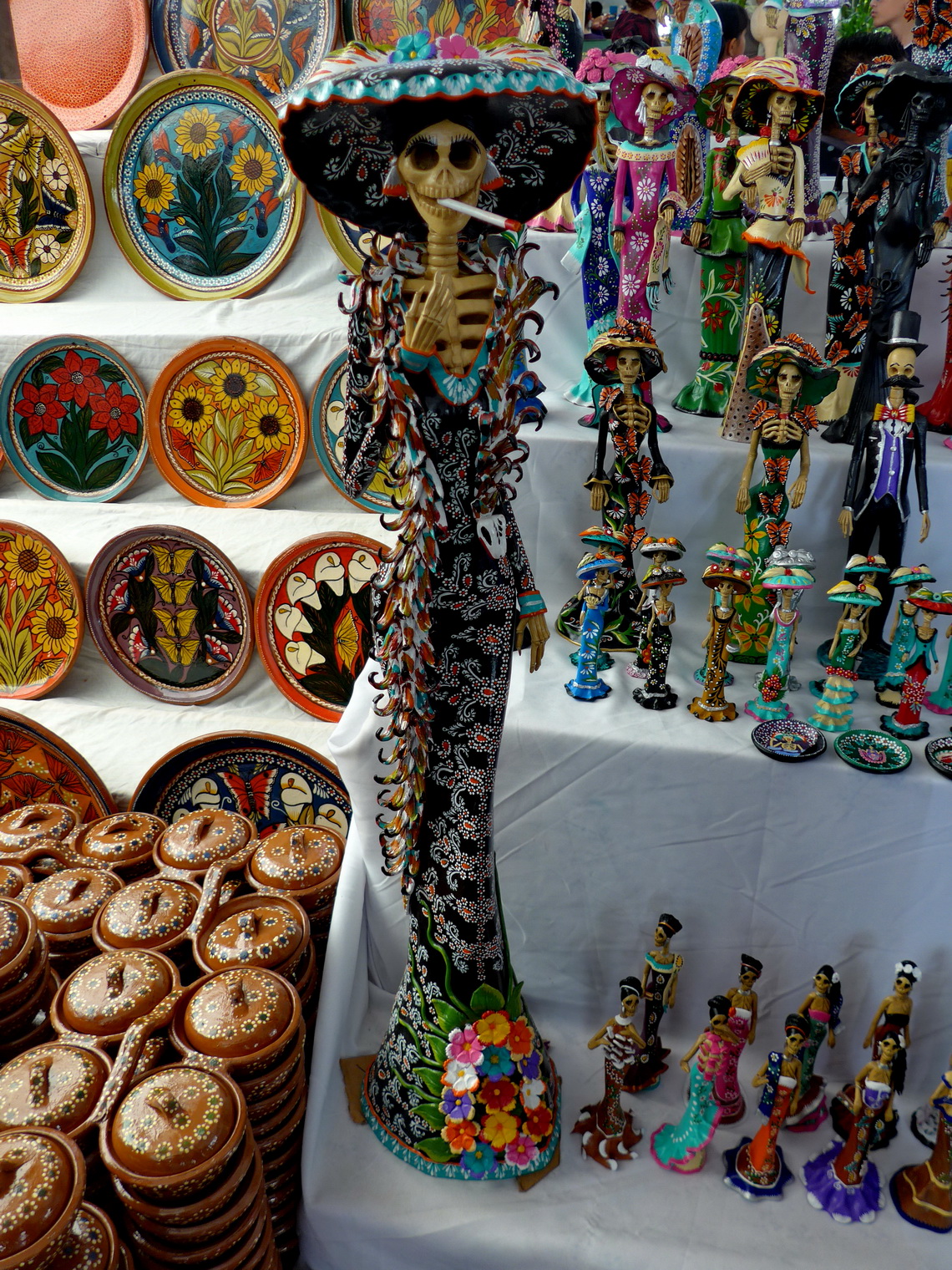 Smoking Catrina figure on Uruapan´s market