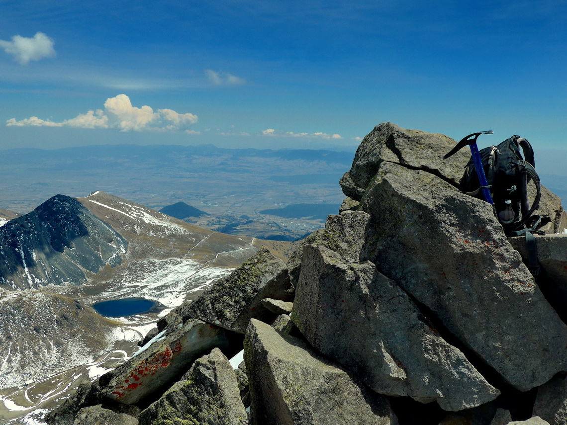 On top of Xinantecatl with Pico del Humbold and Laguna de la Luna on the left