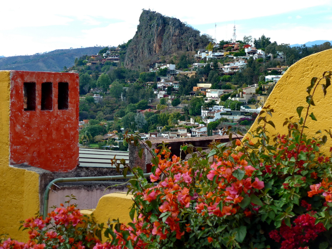 Valle de Bravo with the rock of La Peña