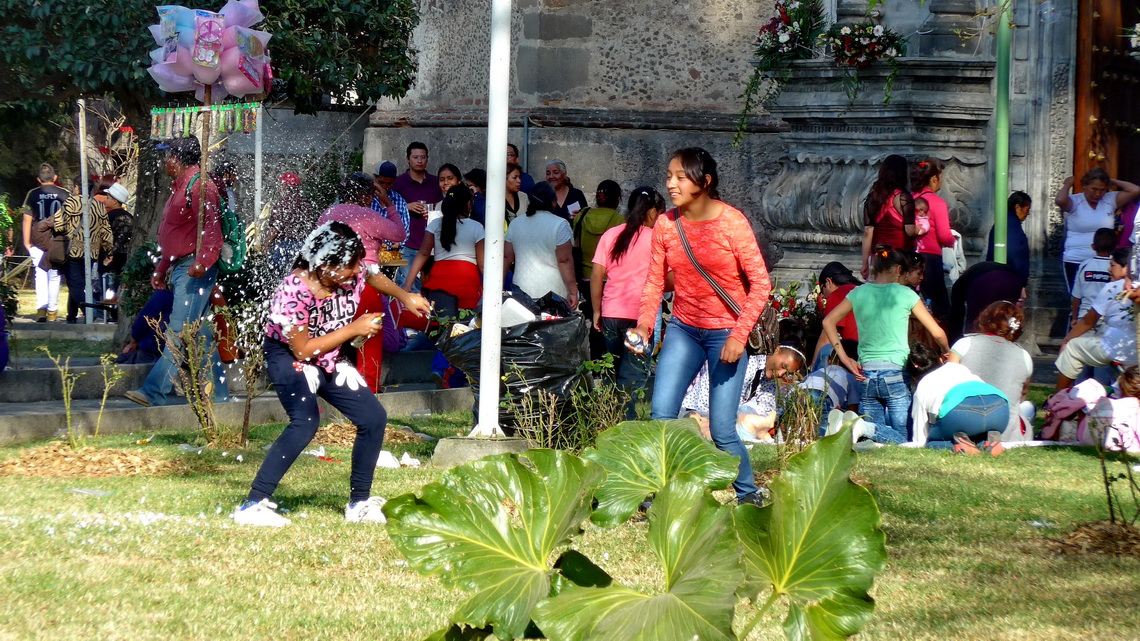 Fighting girls in front of the church of Santa Cruz