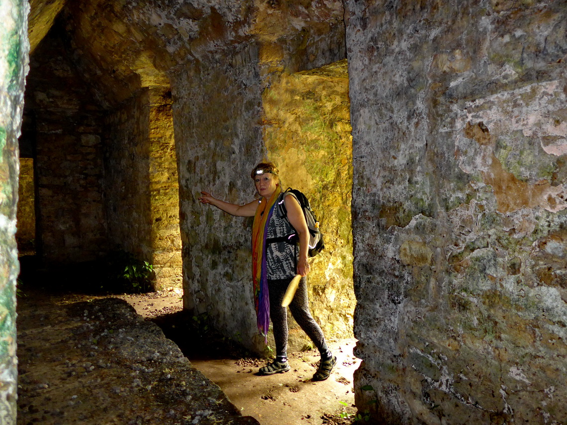 Marion in the scary labyrinth, the first building of the big acropolis of Yaxchilán