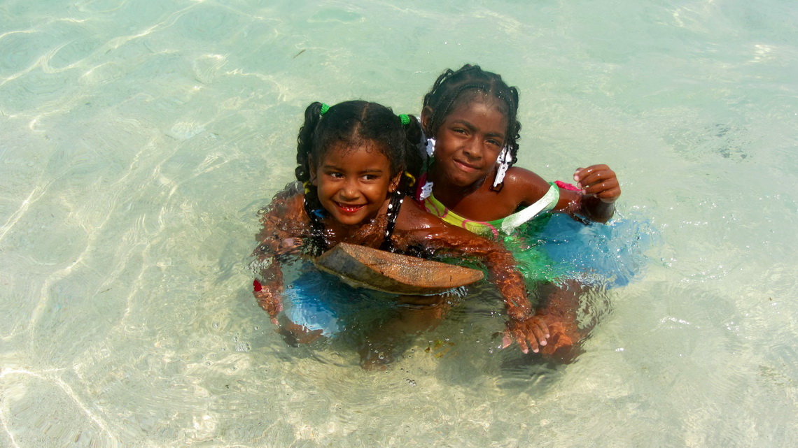 Garifuna Girls playing on the beach of Chachahuate