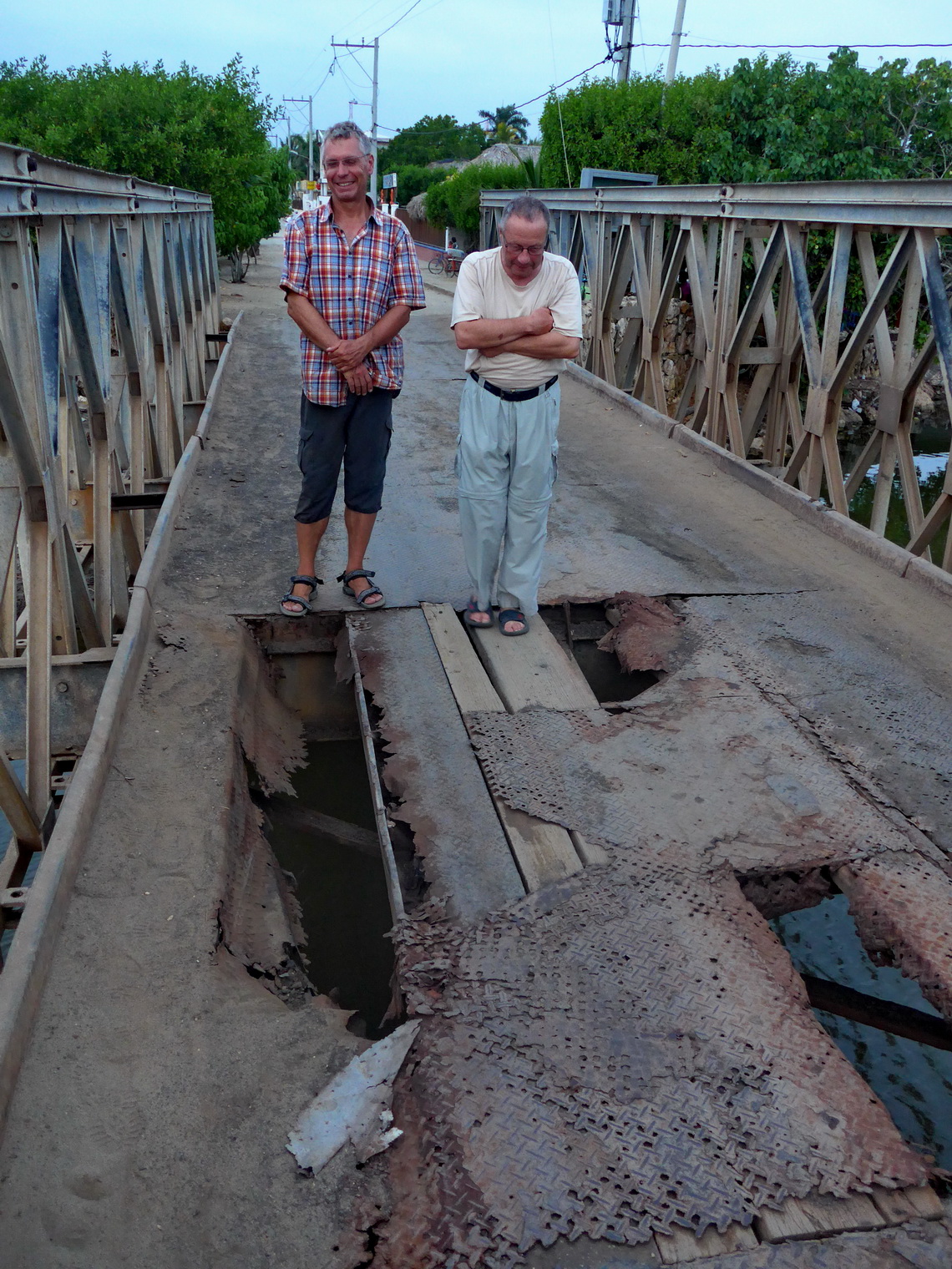 We did not dare to drive over this bridge in Tolú, which is few meters south of our campground. But we saw cars and vans crossing it!