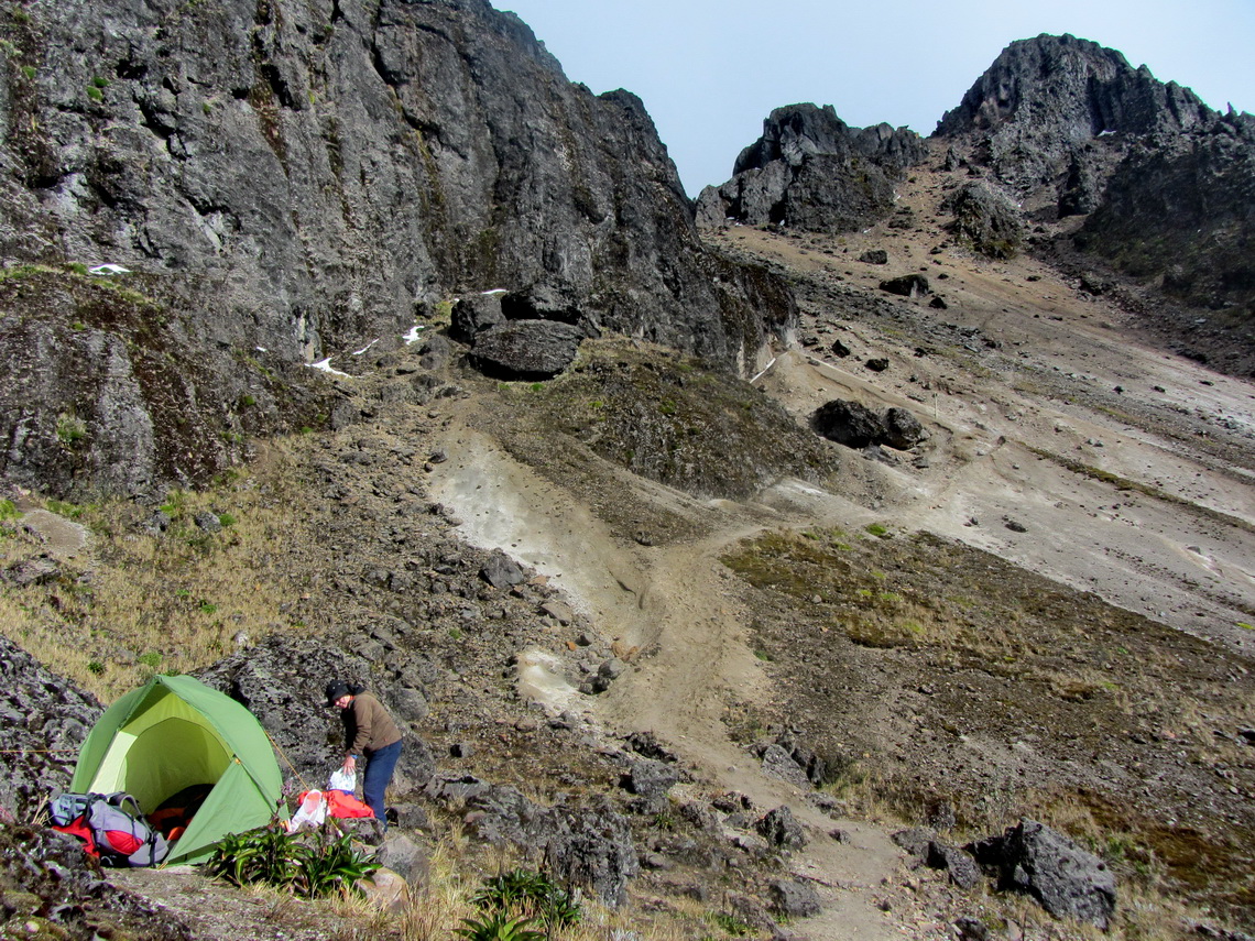 Our sleeping place with our little tent with 4698 meters high Rucu Pichincha on the top right