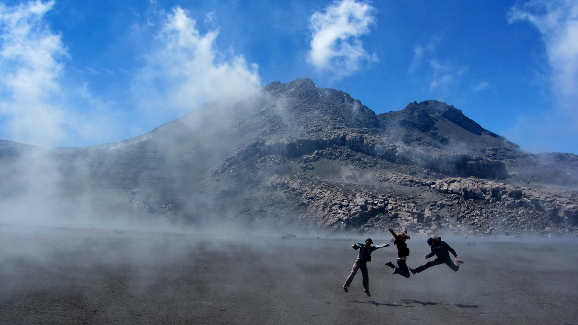 Three French girls with Volcan de la Olleta (secondary crater of Nevado del Ruiz)