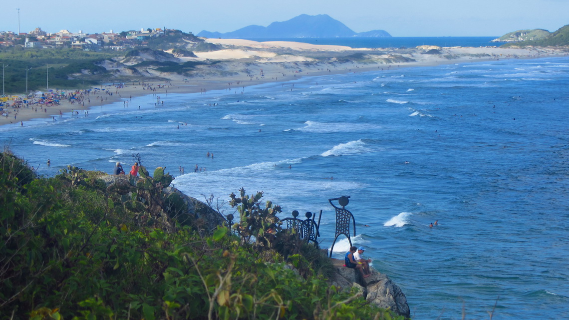 Beach Santinho with the starting point of the trail to the summit of Morro das Aranhas