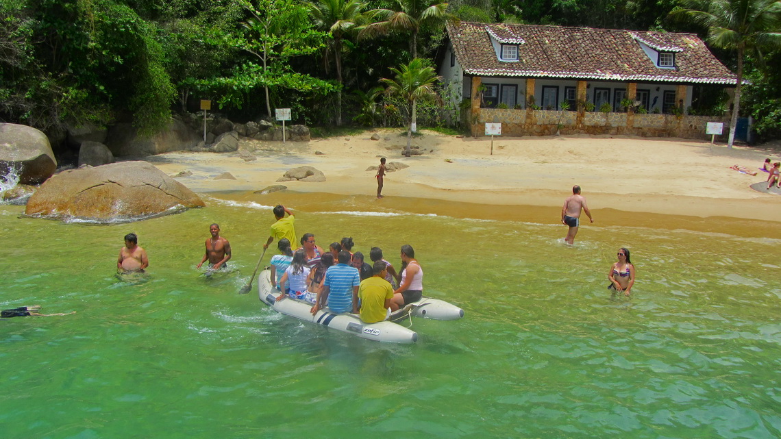 Praia Vermelha (Red beach) with crowded dinghy