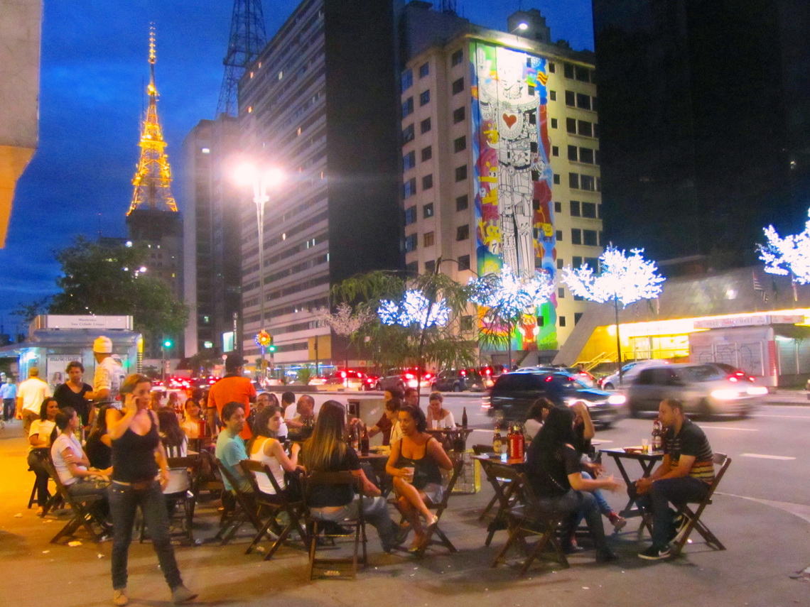 Busy Lanchonette (bar) on Avenida Paulista