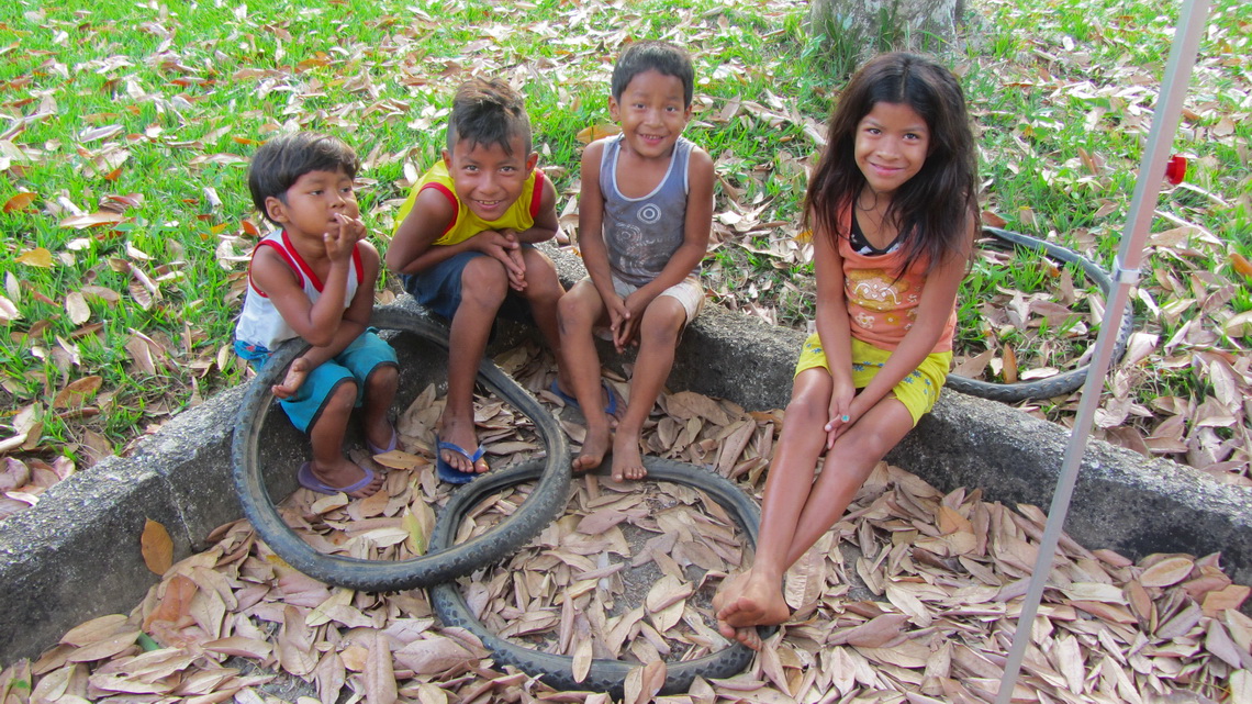 Some kids of the Pataxo people in front of our car