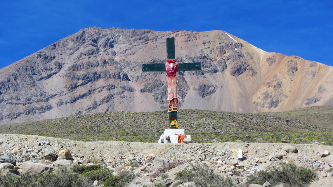 North summit of Nevado Pichu Pichu (left) seen from the street to Laguna Salinas