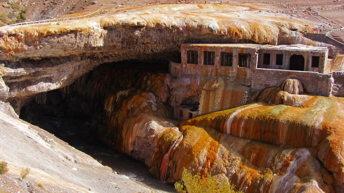 The natural bridge Puente del Inca