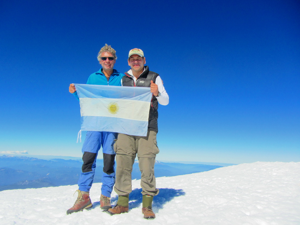 Alfred and Leandro hissing proudly the Argentine flag at 3746 meters