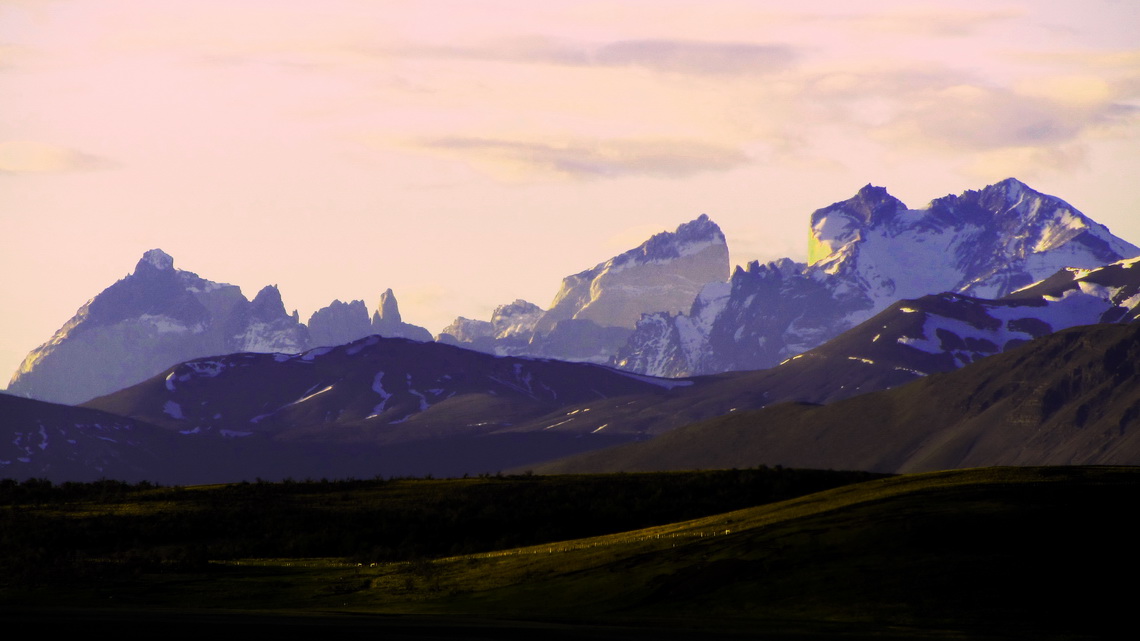 Cuernos and Monte Almirante Nieto in the first daylight