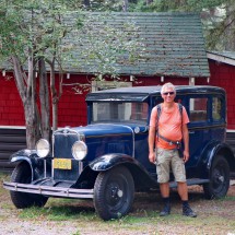 Alfred with an oldtimer on the parking lot of Johnston Canyon