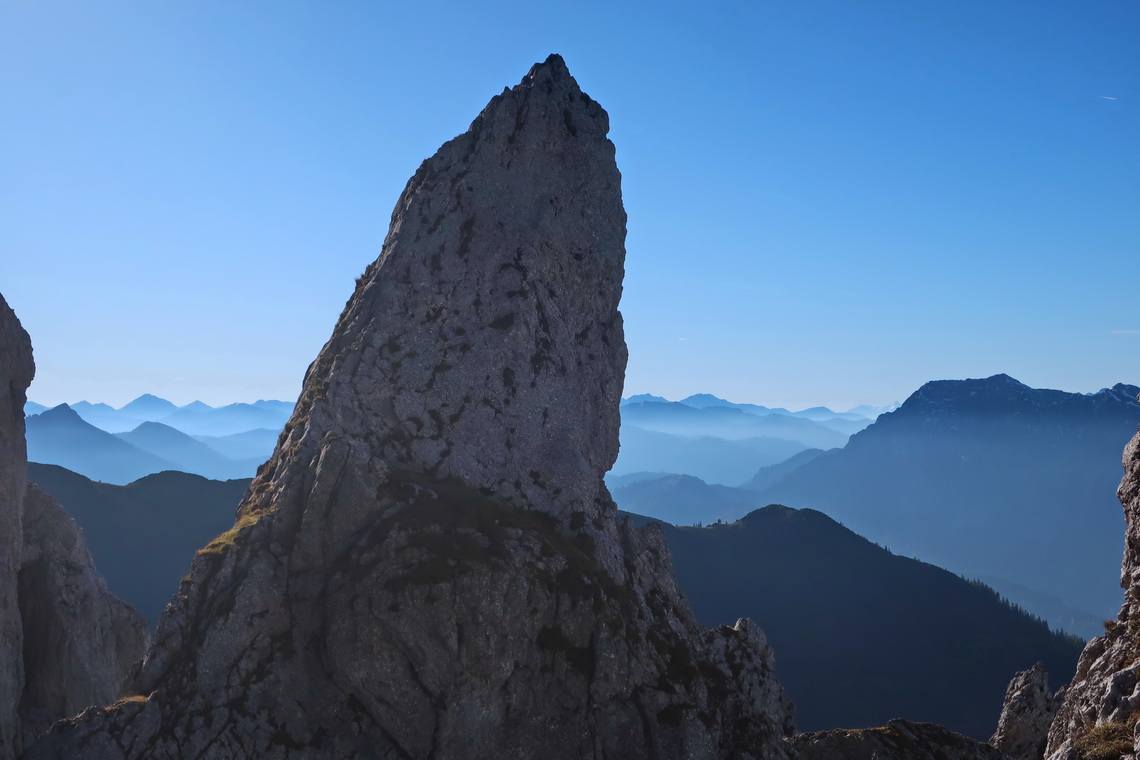 Pinnacle with the western mountain ranges